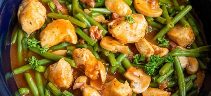 Jachtsauspannetje met kip, champignons en sperziebonen Jachtsauspannetje met kip, champignons en sperziebonen
